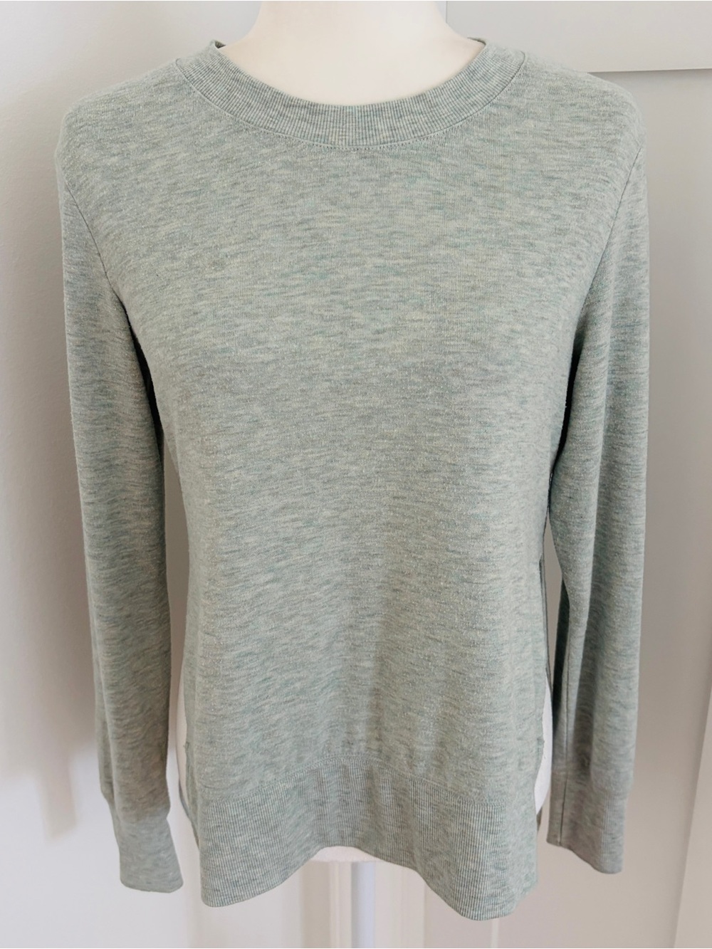 Alo Yoga Soho Pullover Women’s XS Light Sage Green Gray Long Sleeve Side Slit*67